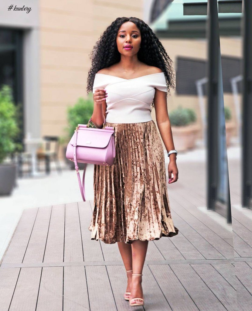 THIS BLOGGERS ARE BRINGING THE PLEAT SKIRT BACK