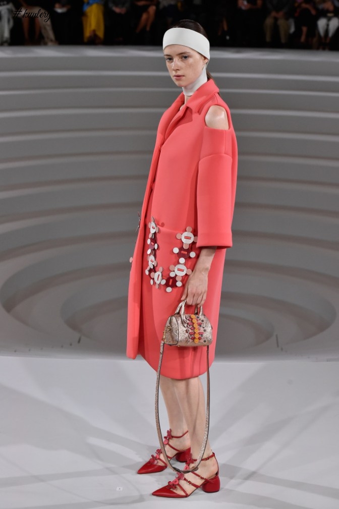 #LFW 2016 – ANYA HINDMARCH GIVES AN ARTISTIC SPIN TO COATS & DRESSES