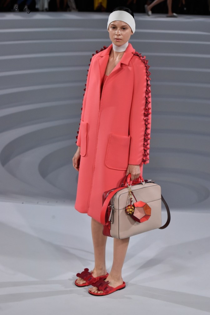 #LFW 2016 – ANYA HINDMARCH GIVES AN ARTISTIC SPIN TO COATS & DRESSES