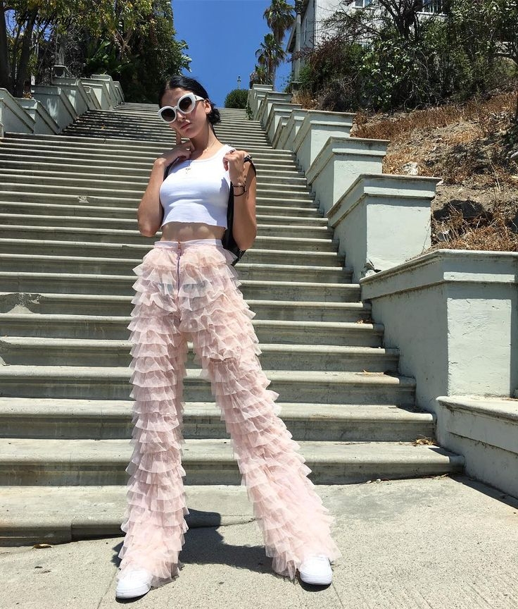 20 MODERN WAYS TO WEAR RUFFLES