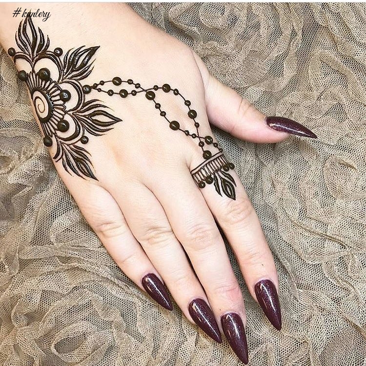 MODERN HENNA DESIGNS THAT WILL CATCH YOUR EYE